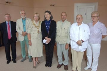 Mayor hands out garden prizes