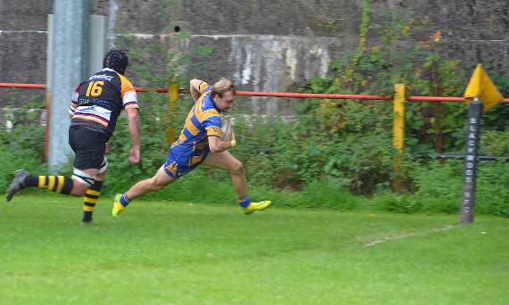 Kester Mobbs-Morgan scores Monmouth’s second try
