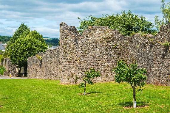 A castle and a totem pole on Sunday ramble