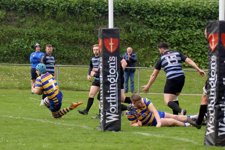 Ollie Park crosses for Monmouths first try