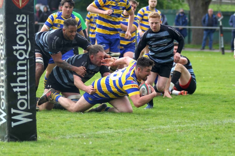 Tom Hawkins stretches to get Monmouths 2nd try