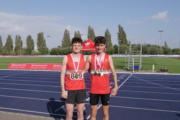 Henry Evans and Harry Dawes with their medals