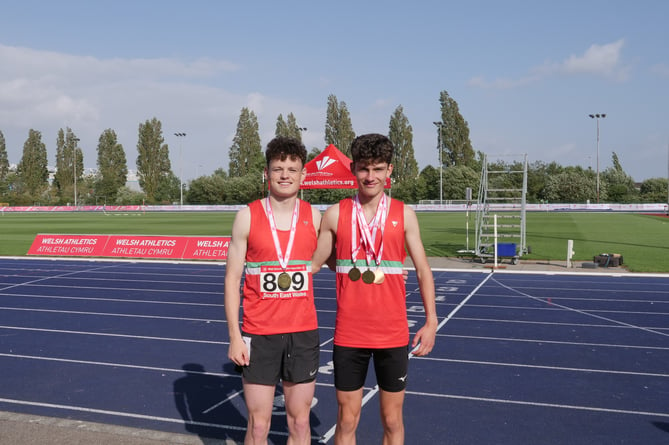 Henry Evans and Harry Dawes with their medals