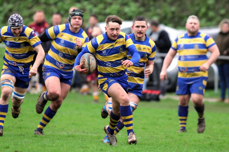 Ollie Scriven hares off before offloading to Jack Edwards  for a try