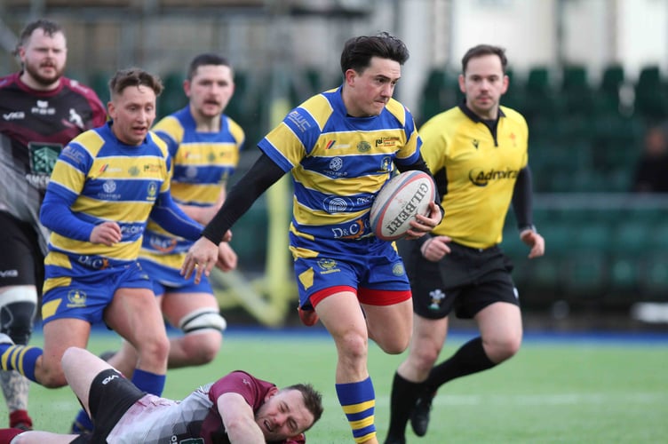 Dan White sprints clear for his try