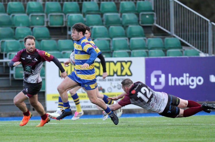 Skipper Dan Dunmore eyes a gap