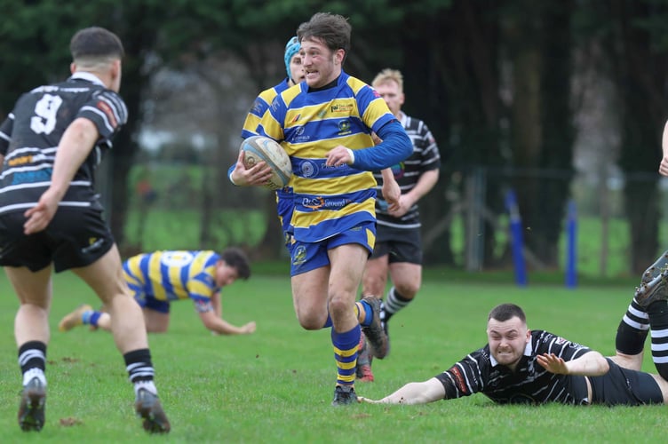 Skipper Dan Dunmore sets up the Monmouth try