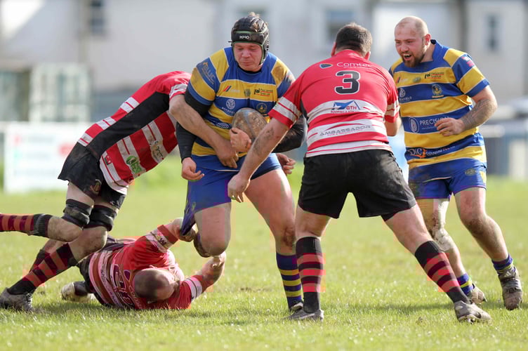 Shaun Hobbs burst through 3 tackles to score a try for a 7th consecutive game.jpg