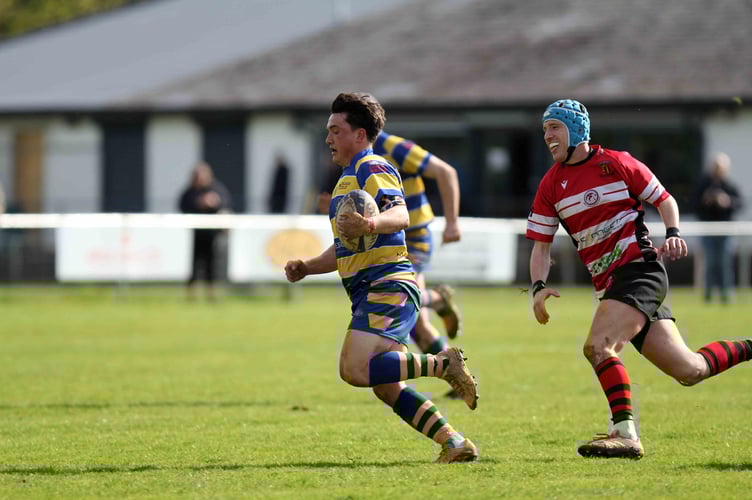 Dan White sprints clear from halfway for Monmouth's 3rd first half try