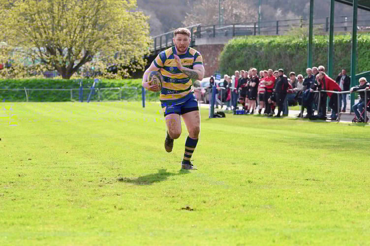 Harry Whelan pins back his ears for the tryline