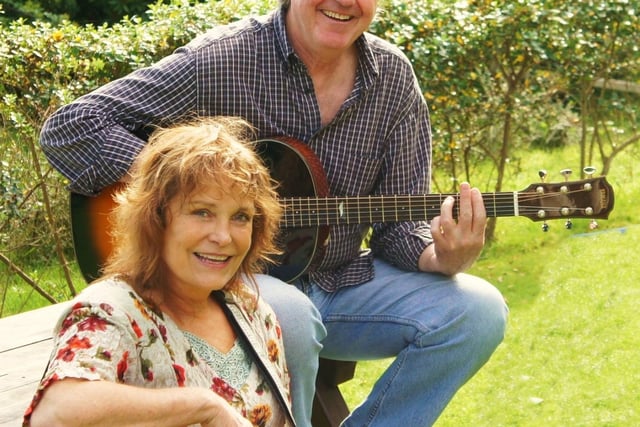International duo in concert at folk club