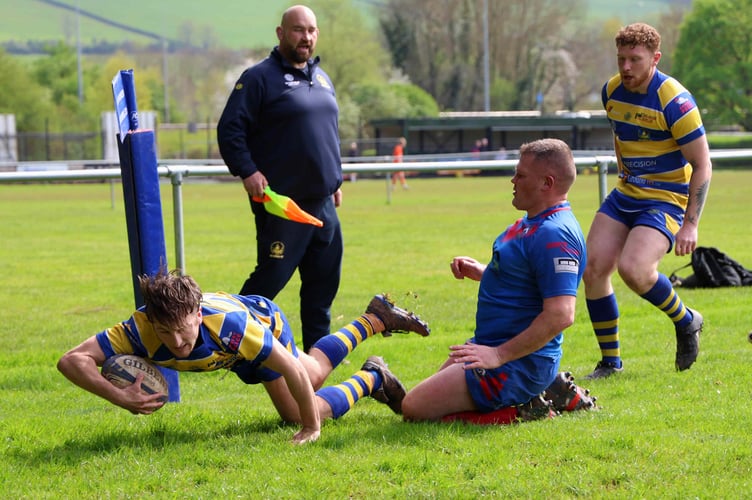 Skipper Dan Dunmore crosses for Monmouth's opening score