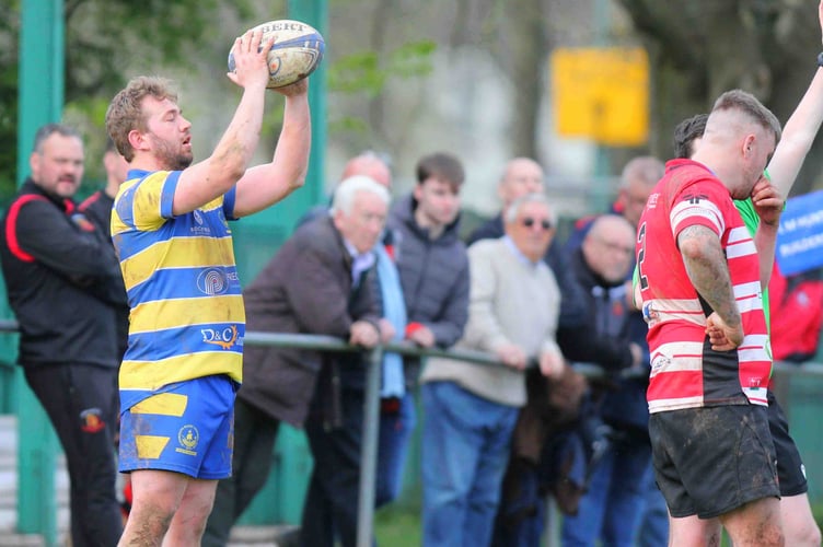 Joe Christopher throwing in to the lineout