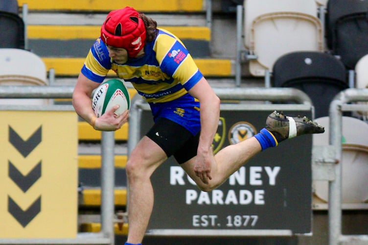 Wing Joe Parks stoops to dive in for his and the Druids opening try. Photo: Stuart Paterson.