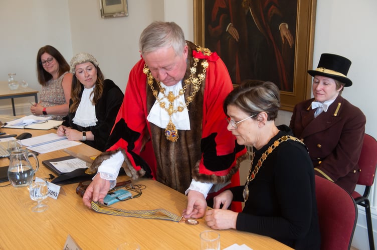 The Mayor shows the Deputy Mayor the new badge of office for consort