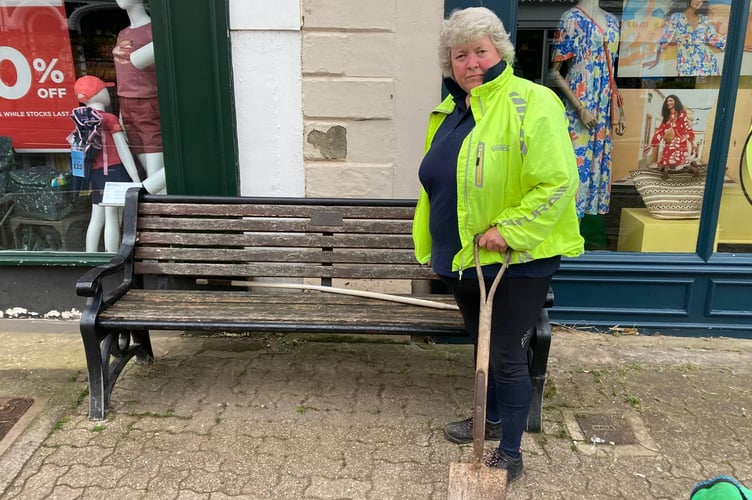 Cllr Lucas tackles the weeds in Monnow Street