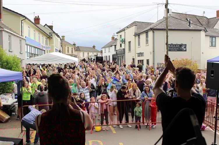 Crowd enjoys the headliner act at Raglan Festival