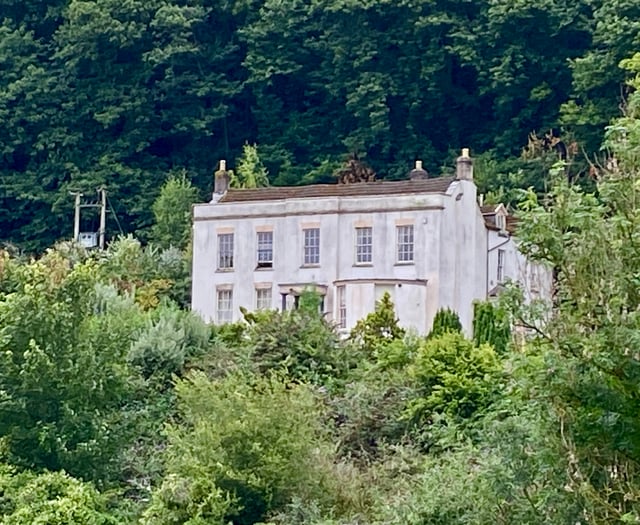 Showman loses bid for bungalow beside listed former hotel