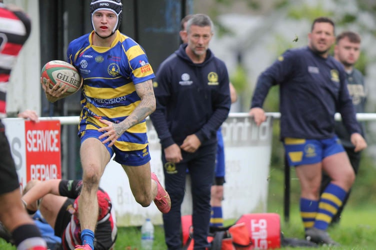 Arnold Jarvis sprints clear for his first Monmouth try