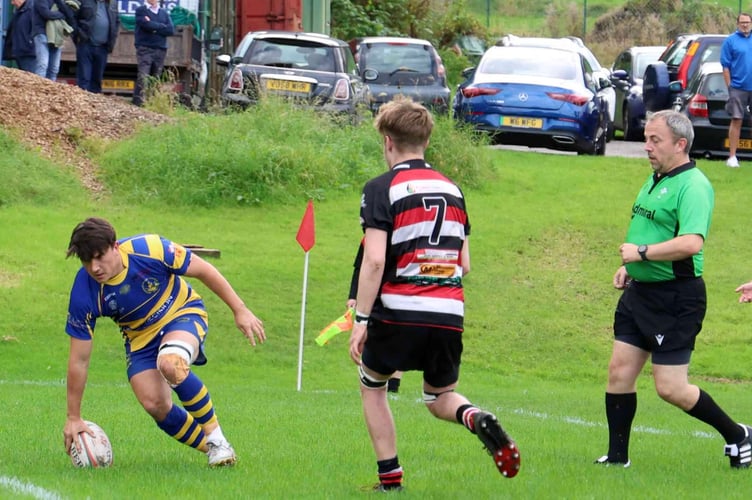 Dan White scores Monmouths opening try