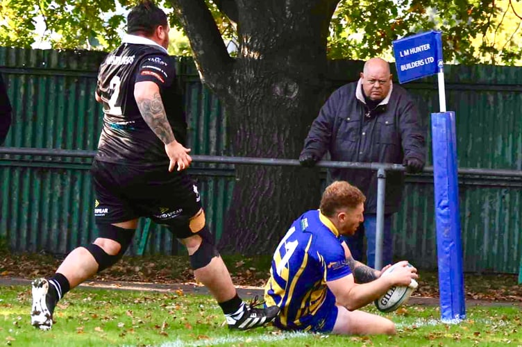 Harry Whelan's 2nd try of the season gave Monmouth a losing bonus point