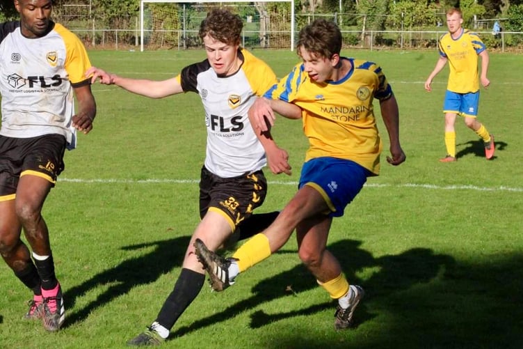 A Kingfisher player battles for the ball with a Saint