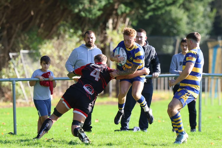Will Scriven is tackled but still able to get a tryscorng pass away