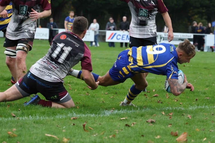 Ollie Scriven darts over for Monmouth's opening score