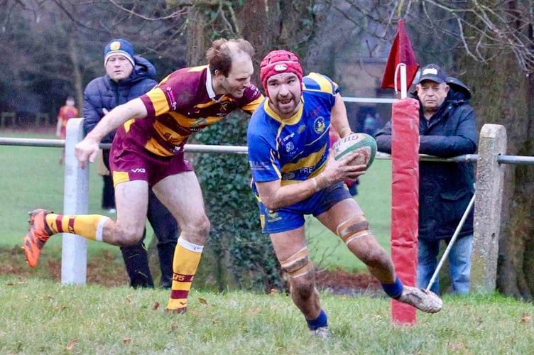 The excellent Kester Mobbs Morgan scored the Monmouth try