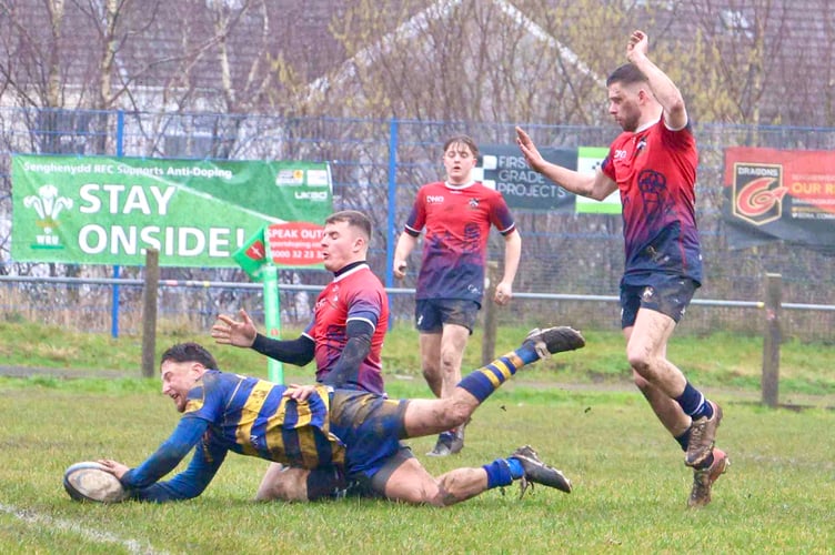 The returning Dan Dunmore scored his sixth try of the season for Monmouth