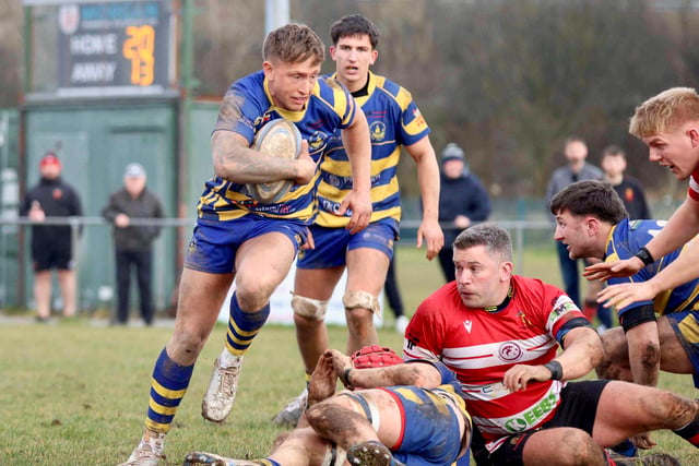 Leaders Blackwood blow Mon away in first game of 26 