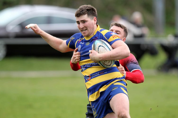 Morgen Jeffs crosses for Monmouths bonus point try