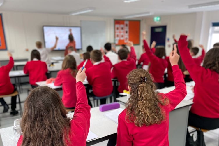 Welsh Government plans to set aside £900,000 in grants to increase Welsh-speaking teachers and teaching assistants 