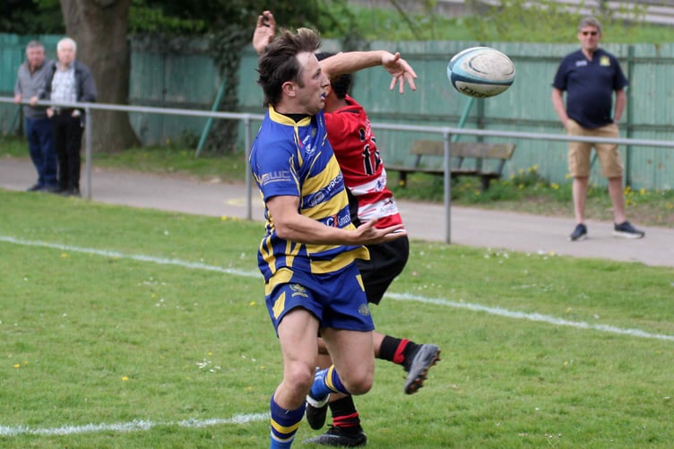 Dan Dunmore just failed to gather and score a spectacular try