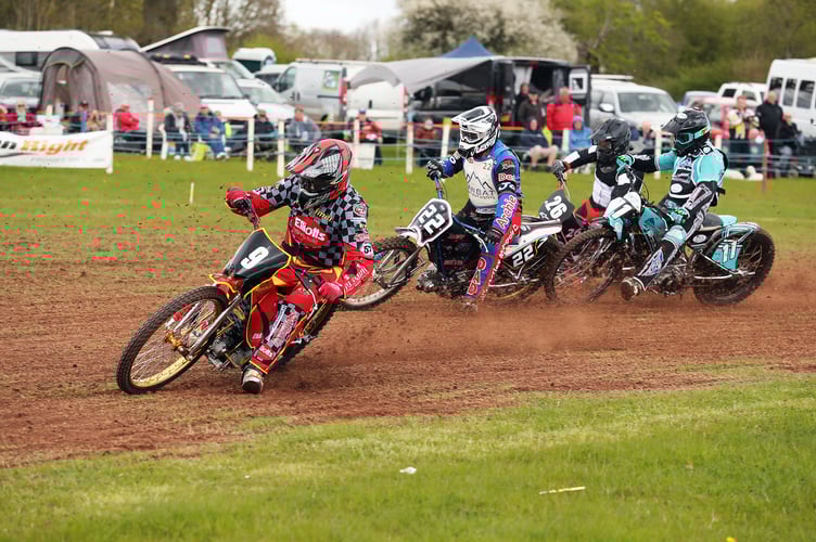Close action in the GT140 class