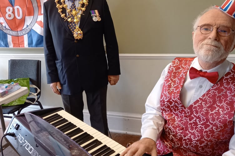 David Hoyle playing the 1940s themed music