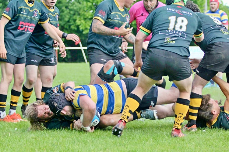 Elliot Phillips crashes over for Monmouth