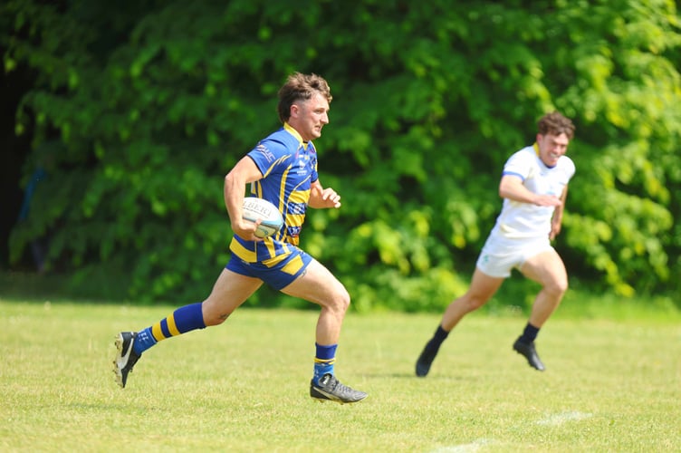 Dan Dunmore scors the first of his two tries