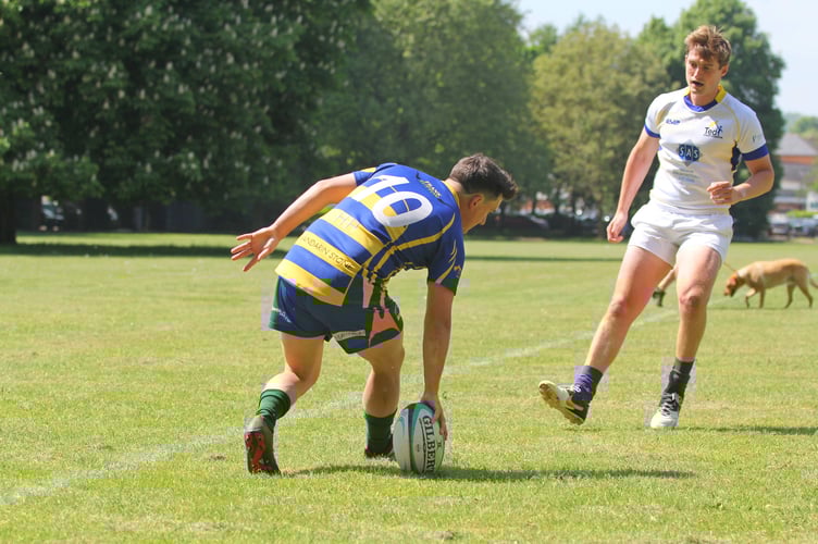 Dan White scores the openng Monmouth try