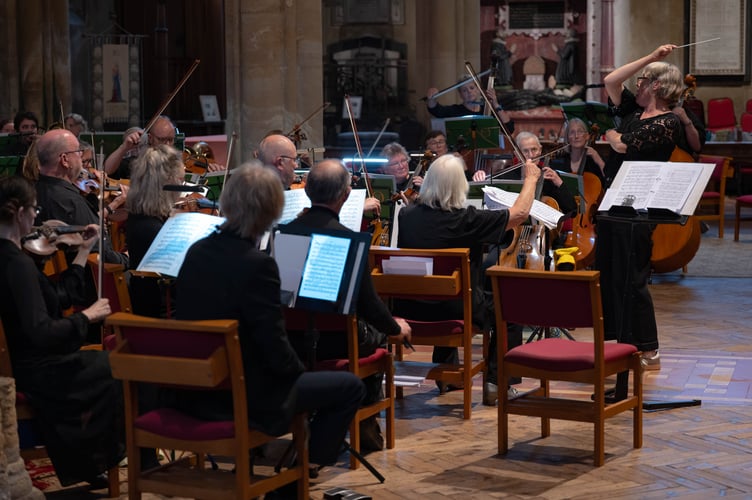 Fiona Crawley conducts the Royal Forest of Dean Orchestra-credit Guillaume Nerzic (4)