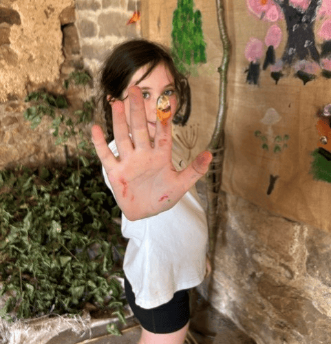 Wildlife painting with brushes, hands and fingers