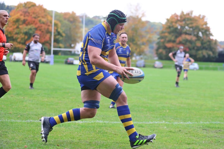 Shaun Hobbs scoring Monmouth's third try