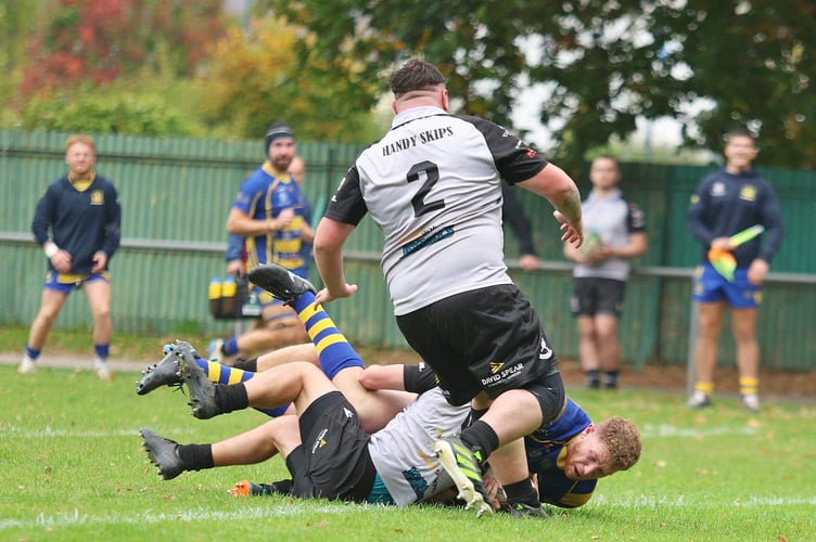 Skpper for the day Harry Whelan crsses for his and Monmouth's second try