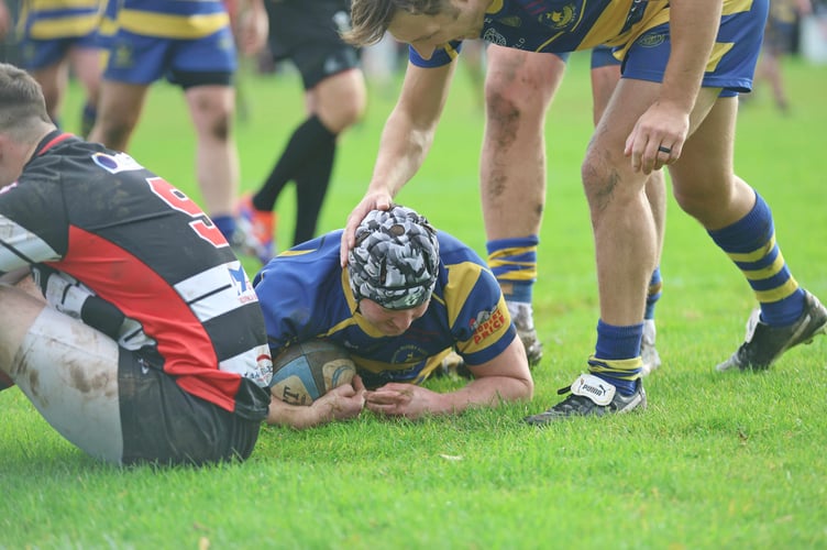 Adam Roberts scores the opening Monmouth try