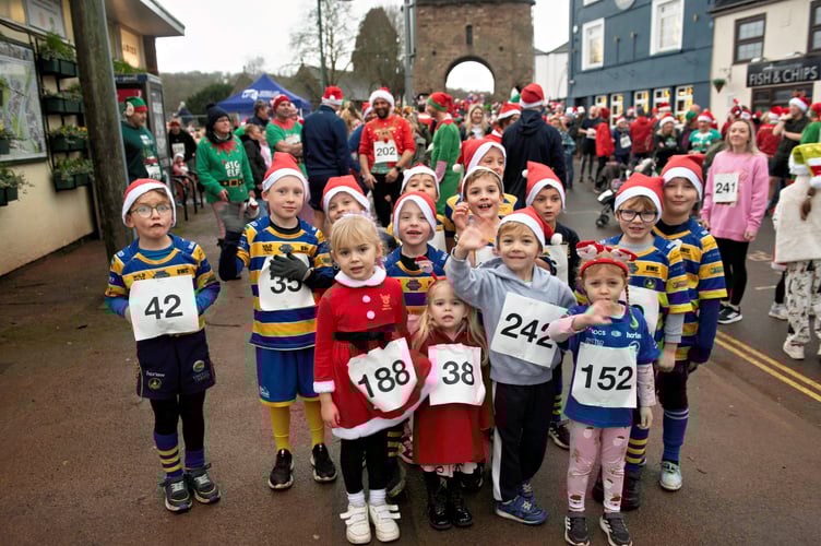 Monmouth U8s football team get ready to run