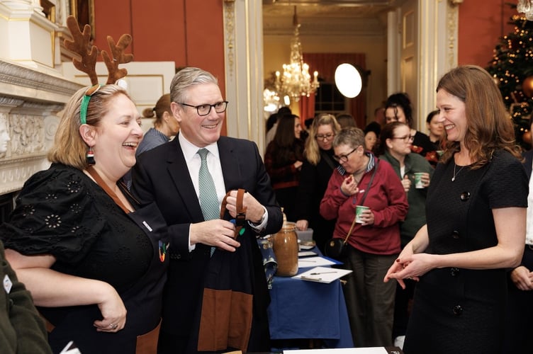 Publican Rhiannon Metters presents Prime Minister Kier Starmer with a Pub is The Hub apron at Downing Street. 