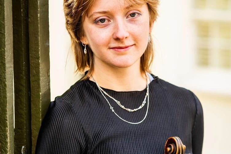 Isobel Neary-Adams (viola)

