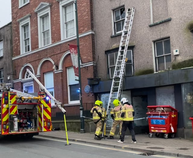 Fire service removes dangerous glass pane from Monmouth high street