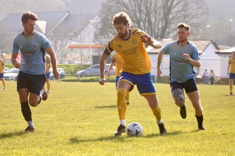 Robbie Atkinson drives forward for the Kingfishers