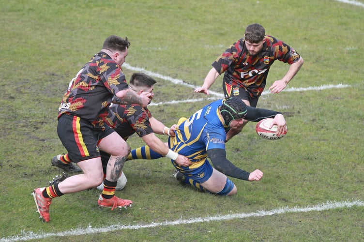 Shaun Hobbs grabs Monmouth's opening try